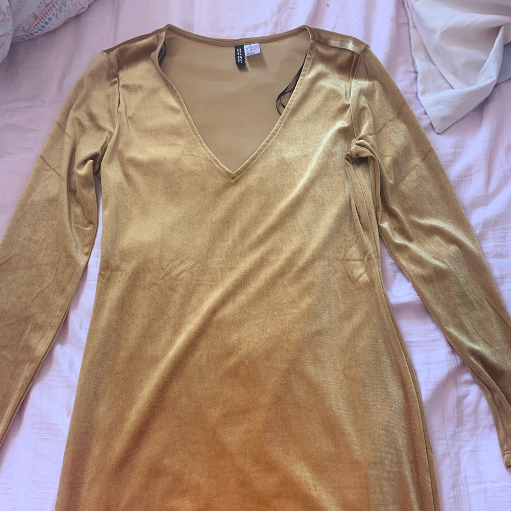 Long sleeve dress with a velvet material